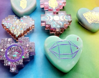 Broches de sorcière en cristal//pièces uniques faites main//broche coeur