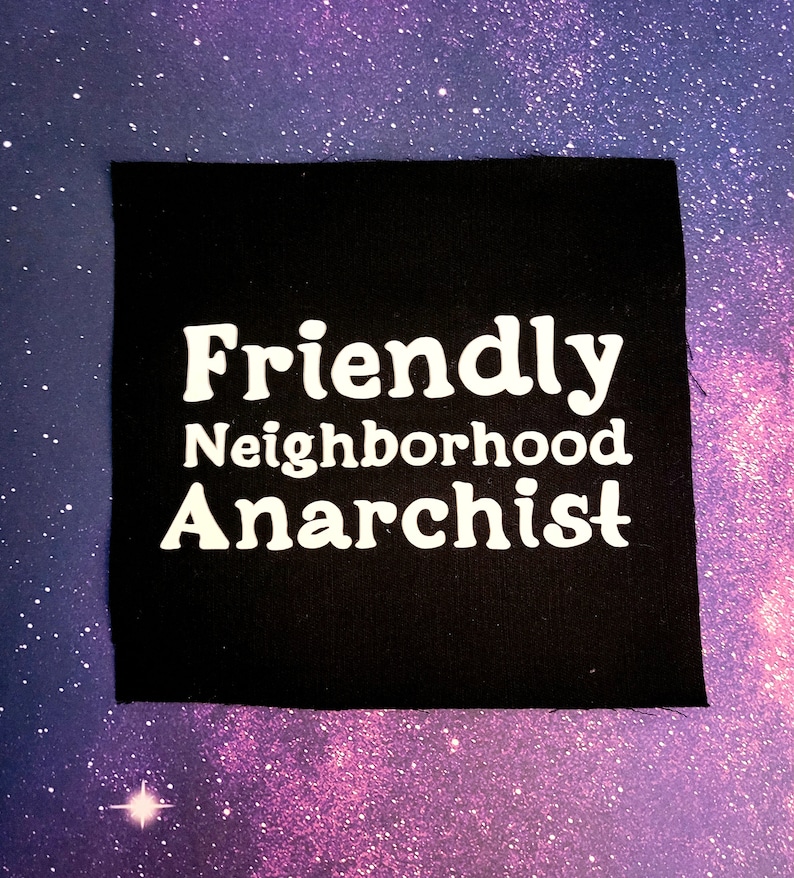 K&ouml;nnte beinhalten: Schwarzer Stoff-Patch mit wei&szlig;em Text, der "Friendly Neighborhood Anarchist" lautet.
