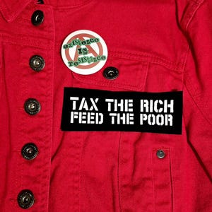 Impuestos a los ricos, alimentos para los pobres, parche de tela de izquierdas