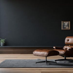 Puede incluir: Un sillón de cuero marrón con reposapiés a juego, con capitoné de botones, soportes de madera curvada y bases de metal negro. El sillón y el reposapiés están colocados sobre una alfombra gris en una habitación con paredes oscuras y suelo de madera.