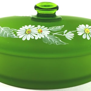 Vintage Westmoreland 1970's Green Satin Mist Glass z ręcznie malowaną białą stokrotką, 7,25"l, pudełko na czekoladki z pokrywką