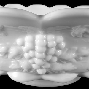 Vintage Westmoreland Elegant Milk Glass Paneled Grape Pattern 12&quot;d Bell Rim Footed Console Bowl