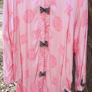 Vintage 1960&#39;s Vietnam War Era NGOC HIEP City South Vietnam 47&quot;l Pink Satin Silk Robe Kimono
