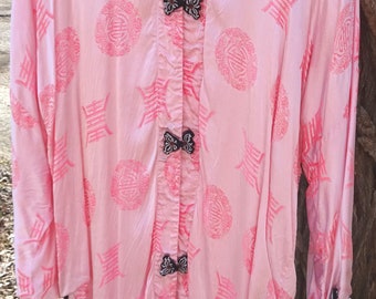 vintage années 1960 Vietnam War Era NGOC HIEP City South Vietnam 47"l Pink Satin Silk Robe Kimono