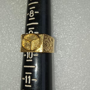 Vintage Mens  ring gold tone Mercedes logo sz 9-1/2