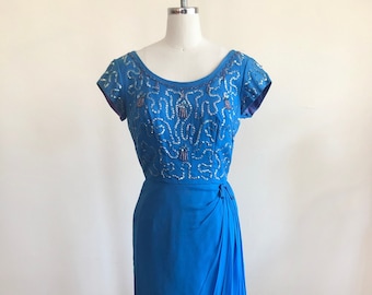 Verschönertes blaues Cocktailkleid - 1950er Jahre