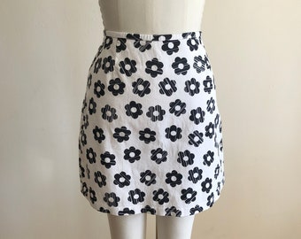 Black and White Floral/Daisy Print Mini-Skirt - 1990s