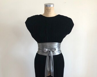 Short-Sleeved Black Velvet Dress with Silver Waistband - 1980s
