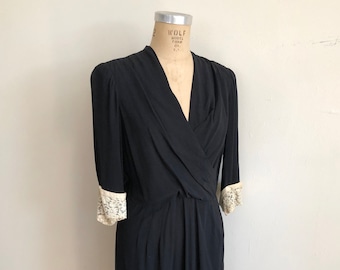 black dress with white lace collar and cuffs Mini dress with lace collar and cuffs :: LICHI