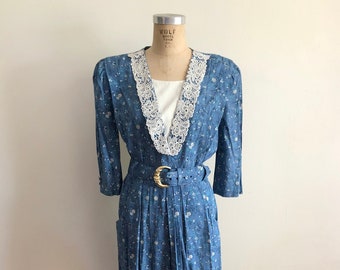 Robe à imprimé floral bleu et blanc avec ceinture - Années 1980