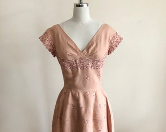 Geborduurde Roze / Pale Coral Jurk - 1950s