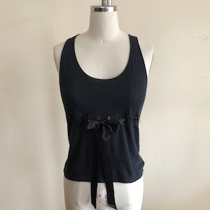 Schwarzes Jersey Tank Top mit Webband - Betseyville von Betsey Johnson - Ende der 1990er/Anfang der 2000er Jahre