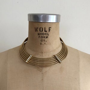 Collar de metal de círculo concéntrico en tonos dorados década de 1970 imagen 1