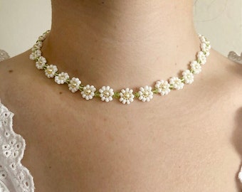 Handmade Yellow/White Classic Daisy Glass Bead Floral Necklace