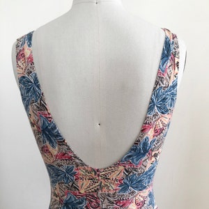 Florales/Conversational Print Body-Con Mini-Kleid 1980er Jahre Bild 5
