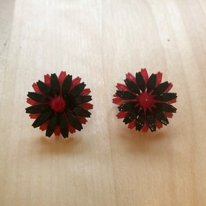 Vintage rood en zwart bloemen clip-on oorbellen - jaren 1960