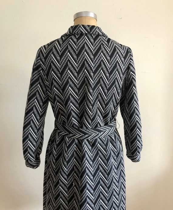 Black and White Geometric Knit Shirtdress with Be… - image 5