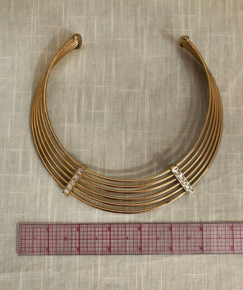 Collar de metal de círculo concéntrico en tonos dorados década de 1970 imagen 6