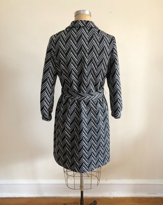 Black and White Geometric Knit Shirtdress with Be… - image 6