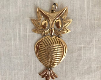 Large Gold-Toned Owl Necklace Pendant - 1970s