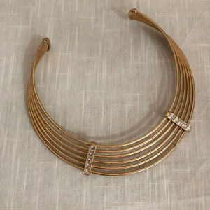 Collar de metal de círculo concéntrico en tonos dorados década de 1970 imagen 4