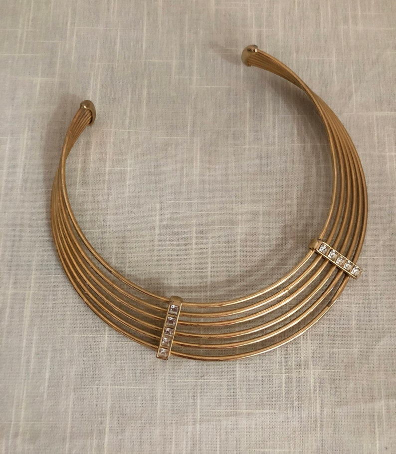 Collar de metal de círculo concéntrico en tonos dorados década de 1970 imagen 4