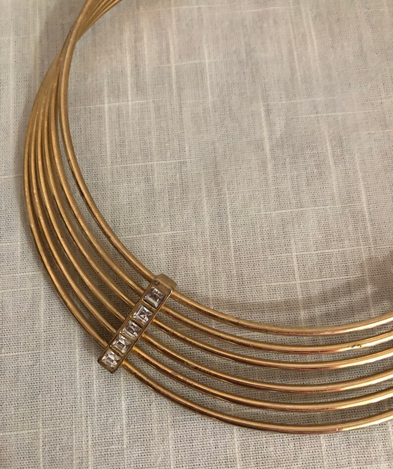 Collar de metal de círculo concéntrico en tonos dorados década de 1970 imagen 5