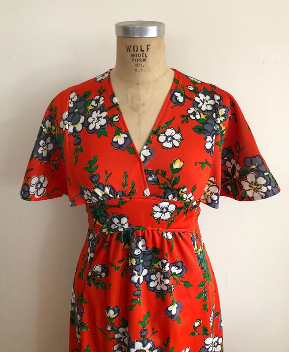 Tシャツ・カットソー Undermycar ANTIQUE FLORAL PINNED DIM LIGHT E BY SVT TF5D0082 Bright Orange Floral Print Maxi-dress With Empire Waist and