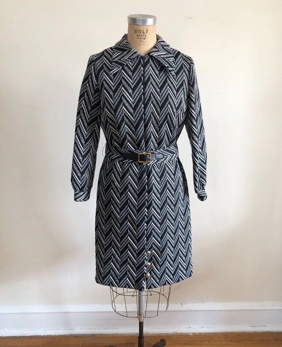 Black and White Geometric Knit Shirtdress with Be… - image 1