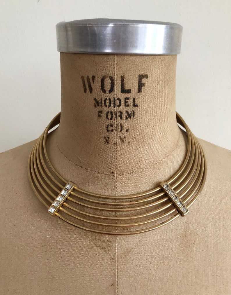 Collar de metal de círculo concéntrico en tonos dorados década de 1970 imagen 2