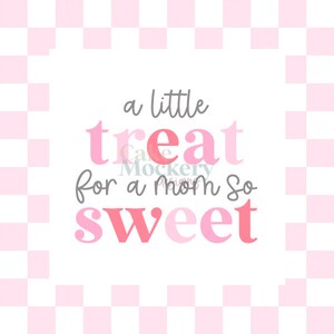 K&ouml;nnte beinhalten: Ein rosa-wei&szlig; karierter Hintergrund mit dem Text "a little treat for a mom so sweet" in rosa und grauer Schrift.