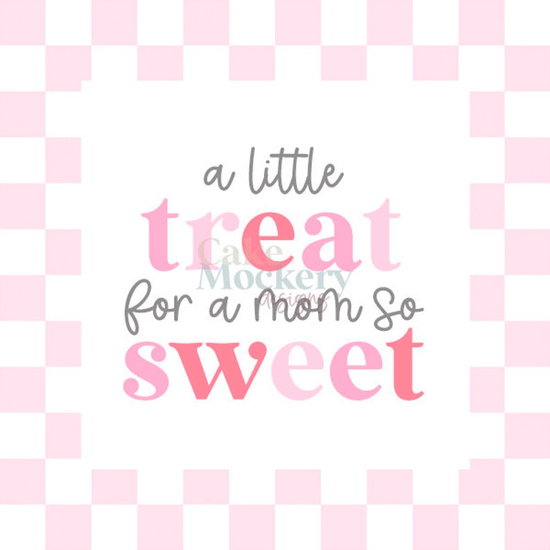 K&ouml;nnte beinhalten: Ein rosa-wei&szlig; karierter Hintergrund mit dem Text "a little treat for a mom so sweet" in rosa und grauer Schrift.