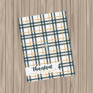 Puede incluir: Una tarjeta blanca con un patr&oacute;n de cuadros negros y dorados. El texto "thankful and blessed" est&aacute; escrito en letras doradas en la parte inferior de la tarjeta.