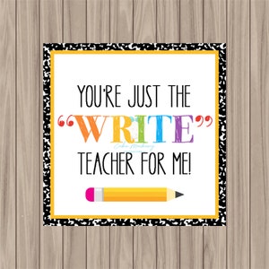 Pode incluir: Um cartão de apreciação para professores imprimível com um fundo de papel de caderno preto e branco. O cartão diz "You're just the "write" teacher for me!" com a palavra "write" em cores do arco-íris. Um lápis amarelo com uma borracha rosa está na parte inferior do cartão.