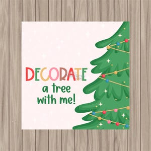 Puede incluir: Una tarjeta cuadrada con una ilustración de un árbol de Navidad y el texto "DECORATE a tree with me!". El árbol es verde con luces de colores. El fondo es rosa claro con acentos de estrellas blancas.