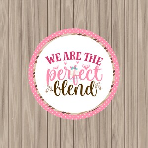 Puede incluir: Pegatina circular rosa y marrón con fondo blanco y el texto "We are the perfect blend".