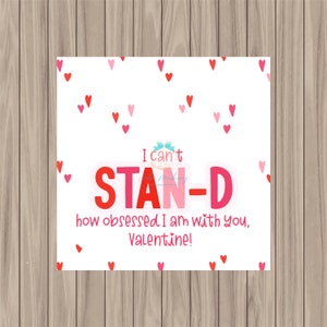 Puede incluir: Una tarjeta blanca de San Valentín con un patrón de corazones rojos y rosas. La tarjeta dice "No puedo soportar lo obsesionado que estoy contigo, ¡Valentín!"