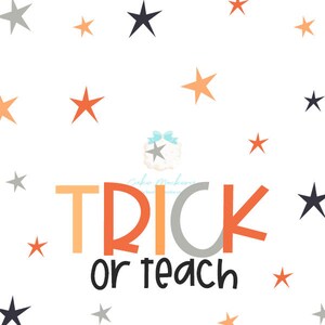 Może przedstawiać: Pomarańczowy, szary i czarny tekst na białym tle, kt&oacute;ry brzmi "Trick or Teach" z wzorem gwiazd w kolorze pomarańczowym, czarnym i szarym.