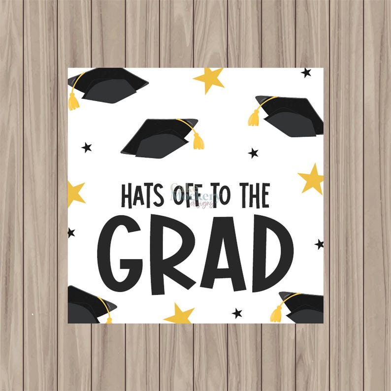 Pode incluir: Design quadrado branco com tema de formatura com capelos pretos, estrelas douradas e estrelas pretas. O texto "HATS OFF TO THE GRAD" est&aacute; em preto, em negrito. O fundo &eacute; uma superf&iacute;cie de madeira.