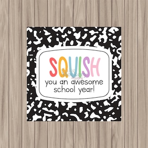 Könnte beinhalten: Eine quadratische Karte mit einem schwarz-weißen Notizbuchmuster. Ein zentrales weißes rechteckiges Etikett mit abgerundeten Ecken enthält den bunten Text SQUISH und den schwarzen Text you an awesome school year! in einfacher Schrift.