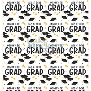 Pode incluir: Padr&atilde;o repetitivo em fundo branco com chap&eacute;us de formatura pretos, estrelas douradas e o texto "HATS OFF TO THE GRAD". Ideal para artesanato e decora&ccedil;&otilde;es com tema de formatura.