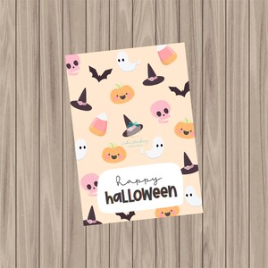 Może przedstawiać: Jasno pomarańczowa kartka z wzorem duchów, nietoperzy, dyni, kukurydzy i kapeluszy czarownic. Tekst "happy halloween" jest napisany czarnymi i pomarańczowymi literami.