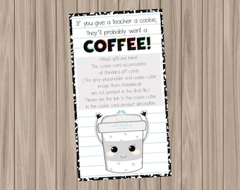 Può includere: Un porta biglietti regalo stampabile per gli insegnanti. La carta presenta una tazza di caffè di cartone animato con il testo "Se dai un biscotto a un insegnante, probabilmente vorrà un CAFFÈ!" e "Allega la carta regalo qui! Questo porta biglietti regalo per biscotti si adatta a tutte le carte regalo standard (Il segnaposto grigio e il taglia biscotti di Kaleidacuts non sono presenti nel file finale). Consulta il link al taglia biscotti nella descrizione del prodotto del porta biglietti regalo per biscotti."