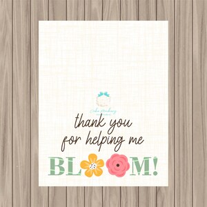Może przedstawiać: Kartka z podziękowaniem z kwiatowym wzorem i tekstem "thank you for helping me BLOOM!"