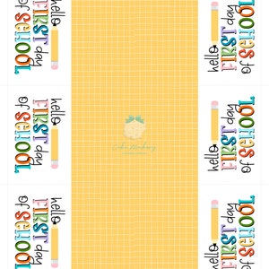 以下が含まれることがあります： 黄色いグリッドパターンと、カラフルな文字で「hello FIRST day of SCHOOL」というテキストが特徴の長方形のデザイン。 黄色の鉛筆のグラフィックがテキストの横にあります。 デザインは複数回繰り返されます。