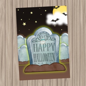 Może przedstawiać: Kartka okolicznościowa na Halloween z kreskówkową sceną cmentarza. Nagrobek z napisem "Happy Halloween" świeci w centrum obrazu. Tło to ciemnoniebieskie nocne niebo z gwiazdami i rosnącym księżycem.