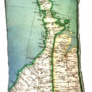Könnte beinhalten: Rechteckiges Kissen mit einer Vintage-Karte der Bruce-Halbinsel, mit dem Text "BRUCE PENINSULA 1944". Die Karte ist in Grün-, Blau- und Weißtönen gehalten, mit einem grünen Rand. Ein dekorativer Artikel für die Inneneinrichtung.