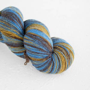 Künstlerwolle, Laceweight Kunstwolle braun blau farben, Longstriped Künstlerwolle. Aade Long - Braun-Blau