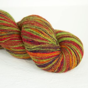 Tejer lana artística de colores rojo, naranja, morado, verde, lana artística de rayas largas. Aade largo 8/1