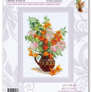 Könnte beinhalten: Kreuzstich-Muster für einen Strauß orangefarbener und rosa Blüten in einer braunen Vase. Das Muster heißt "Bouquet mit Physalis" und ist 21 cm x 30 cm groß.